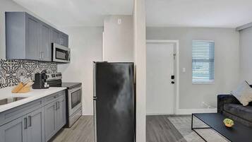 Kjøleskap, mikrobølgeovn, ovn og kokeplater