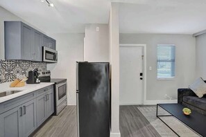 Fridge, microwave, oven, stovetop - Rustic Retreats: 1BR For 4 Guests (Fort Lauderdale)