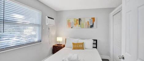 2 bedrooms, desk, iron/ironing board, WiFi