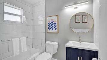 Hiustenkuivaaja, pyyhkeet, vessapaperi