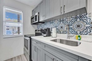 冷蔵庫、電子レンジ、オーブン、コンロ