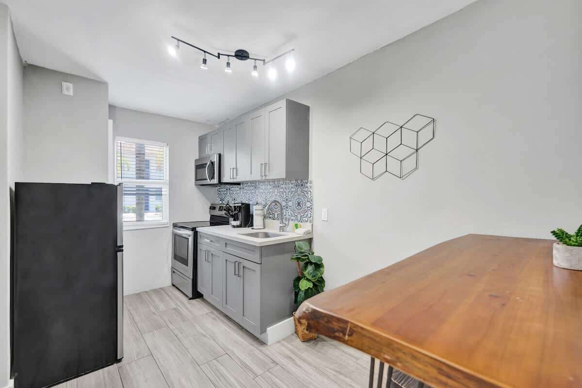 Kjøleskap, mikrobølgeovn, ovn og kokeplater