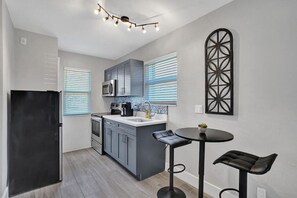 冰箱、微波炉、烤箱、炉灶