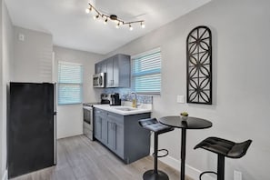 Kühlschrank, Mikrowelle, Ofen, Herdplatte