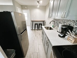 Fridge, microwave, oven, stovetop - Rustic Escape 1BR Near Las Olas (Fort Lauderdale)