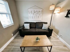 Smart TV, offices - Rustic Escape 1BR Near Las Olas (Fort Lauderdale)