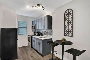 Fridge, microwave, oven, stovetop - Rustic Retreats: Modern 1BR R7 (Fort Lauderdale)