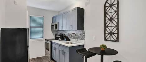 Réfrigérateur, micro-ondes, four, plaque de cuisson