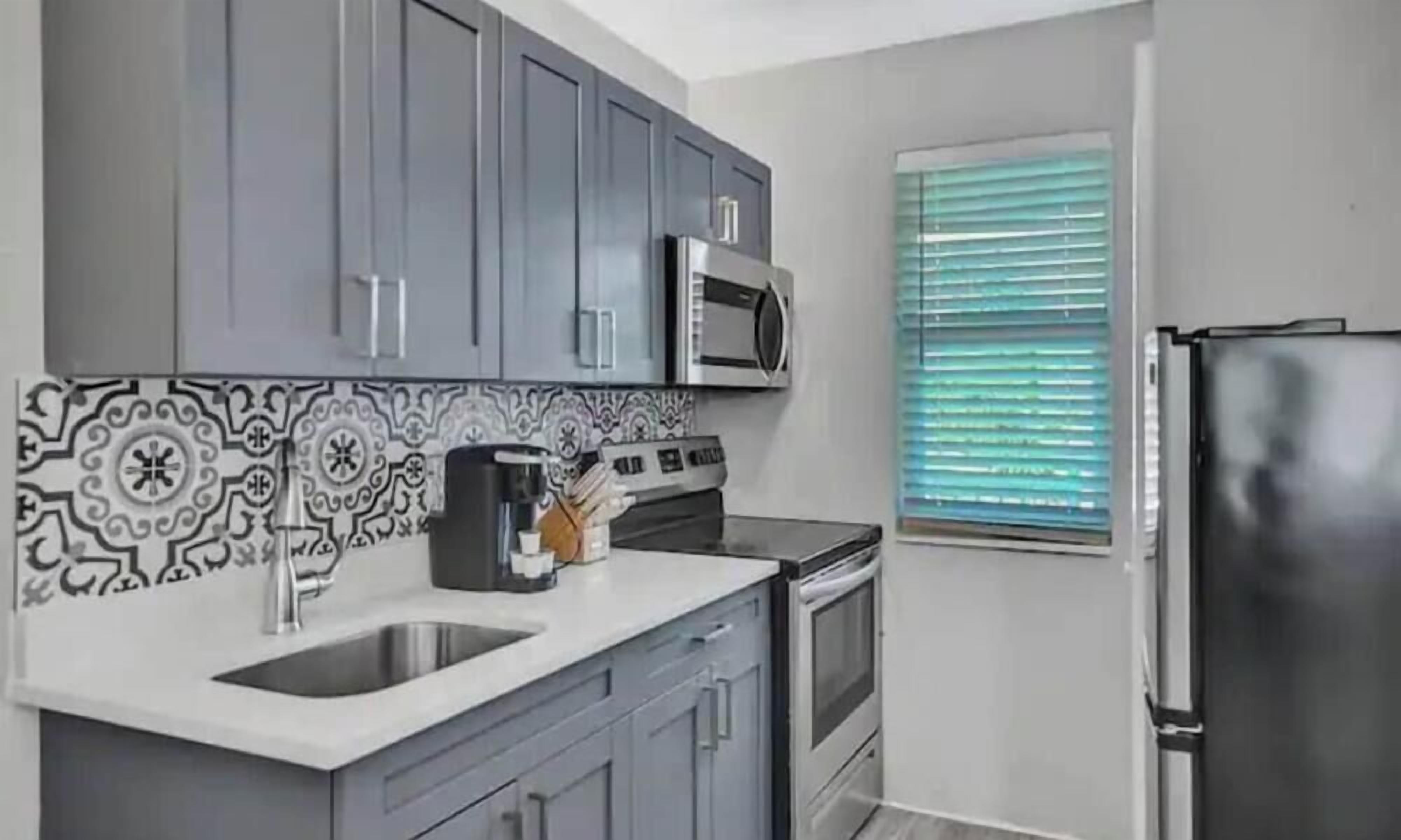 Coffee/tea maker, cookware/dishes/utensils