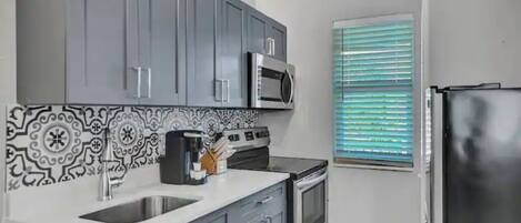 Cafetière/bouilloire, batterie de cuisine, vaisselle et ustensiles