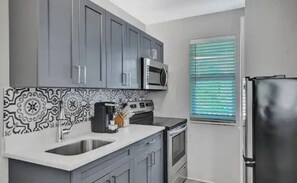 Coffee/tea maker, cookware/dishes/utensils