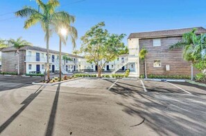 Exterior - Urban Escape: 1BR Near Las Olas (Fort Lauderdale)