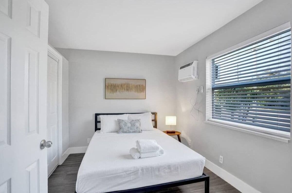 1 habitación, tabla de planchar con plancha, wifi y ropa de cama 