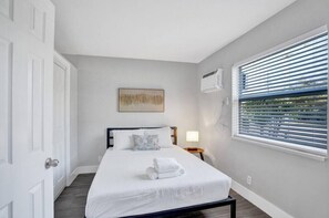 1 dormitorio, escritorio, tabla de planchar con plancha y wifi
