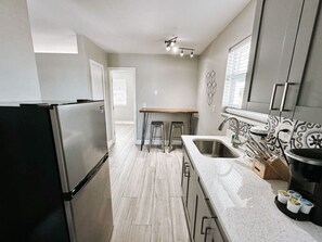 Køleskab, mikrobølgeovn, ovn, kogeplade