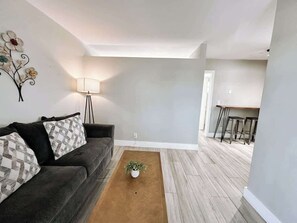 Smart TV, offices - Rustic Retreats: 1BR minutes from Las Olas (Fort Lauderdale)