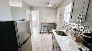 Een koelkast, een magnetron, een oven, een kookplaat