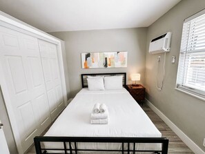 1 dormitori, escriptori i planxa i posts de planxar 