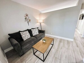 Smart TV, offices - Rustic Retreats 1BR minutes from Las Olas (Fort Lauderdale)