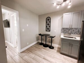 冷蔵庫、電子レンジ、オーブン、コンロ