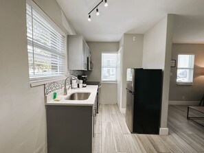 Køleskab, mikrobølgeovn, ovn, kogeplade