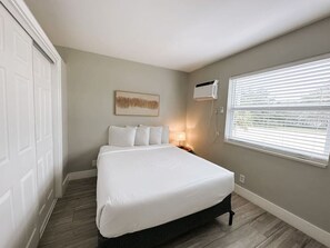 1 chambre, bureau, fer et planche Ă repasser, lit parapluie