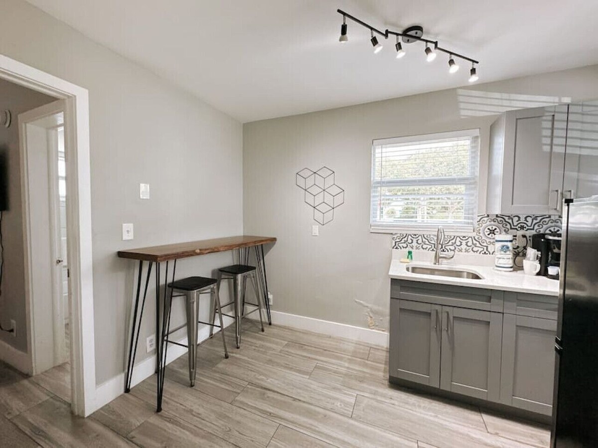 Rustic Retreats: 1BR for 4 guests minutes from Las Olas