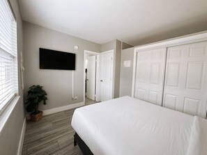 1 habitación, escritorio, tabla de planchar con plancha y cuna de viaje 