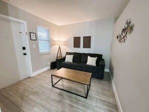Smart TV, offices - Rustic Retreats Modern 1BR in the heart of FLL (Fort Lauderdale)