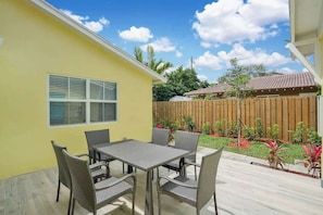 Outdoor dining - Beach Getaway One Block from the Ocean (Pompano Beach)