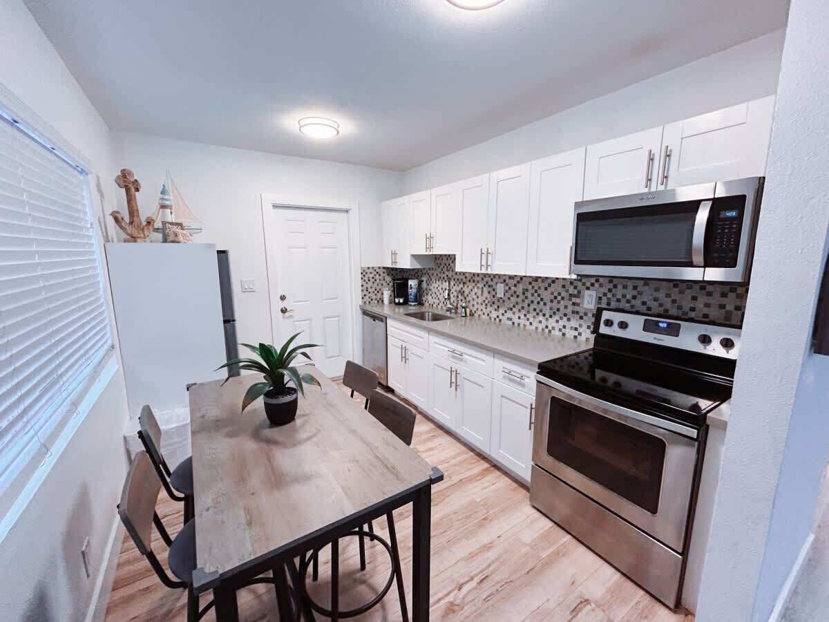 Coffee/tea maker, cookware/dishes/utensils