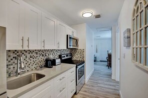 Coffee/tea maker, cookware/dishes/utensils - Beach Escape One Block from the Ocean (Pompano Beach)