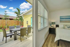 Outdoor dining - Beach Escape One Block from the Ocean (Pompano Beach)