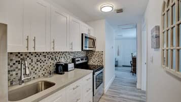 Wasserkocher mit Kaffee-/Teezubehör, Kochgeschirr/Geschirr/Besteck