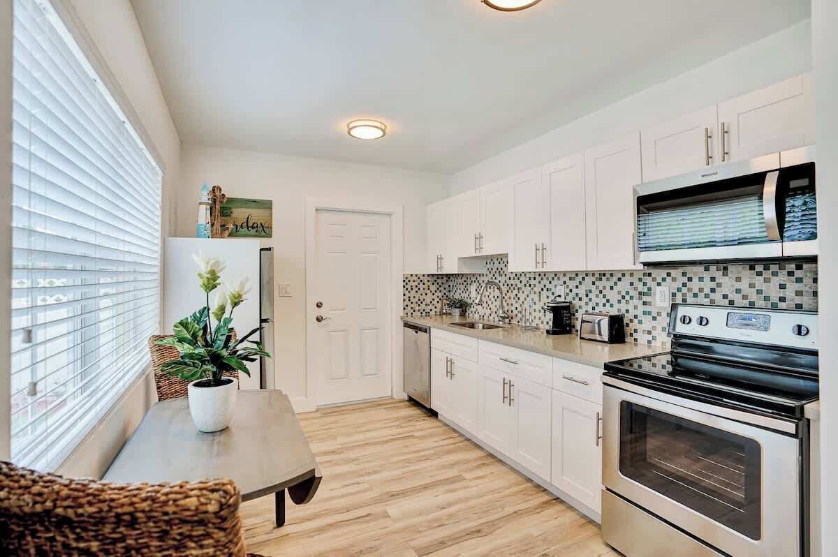 Een koffiezetapparaat/waterkoker, kookgerei, borden en bestek