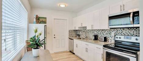 Cafetière/bouilloire, batterie de cuisine, vaisselle et ustensiles