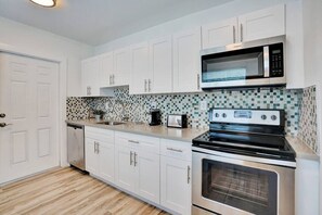 Kaffe-/temaskine, køkkentøj/tallerkener/redskaber