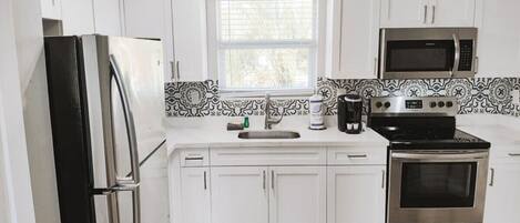 Réfrigérateur, micro-ondes, plaque de cuisson, cafetière/bouilloire