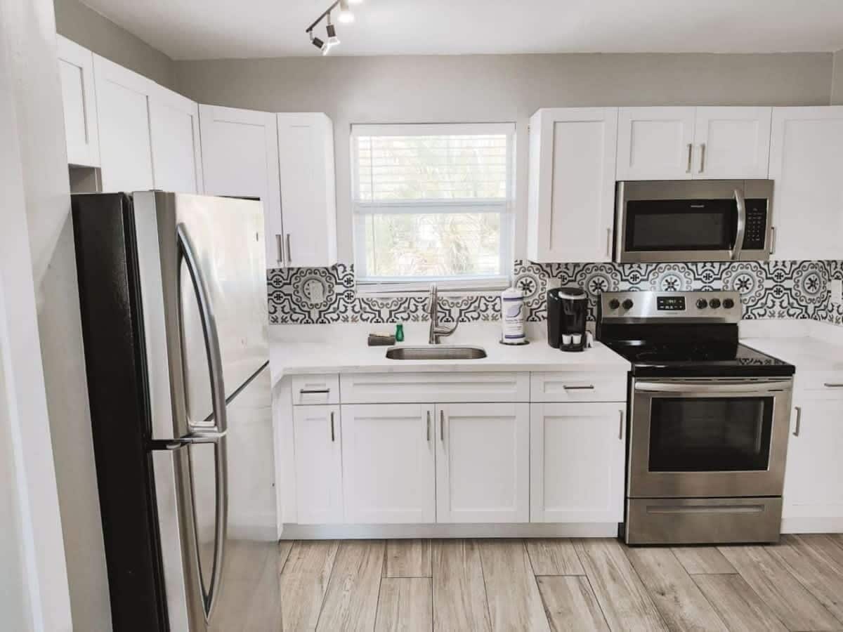 Kylskåp, mikrovågsugn, spishäll och kaffe- och tebryggare