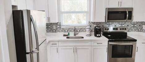 Kylskåp, mikrovågsugn, spishäll och kaffe- och tebryggare