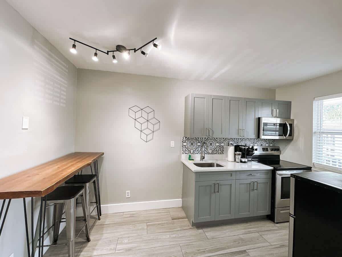 電子レンジ、コーヒー / ティーメーカー、調理器具と食器