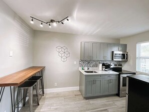 Microwave, coffee/tea maker, cookware/dishes/utensils - Rustic Retreats: 1BR minutes from Las Olas (Fort Lauderdale)