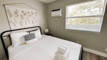 1 室のベッドルーム、デスク、アイロン / アイロン台、旅行用ベビーベッド