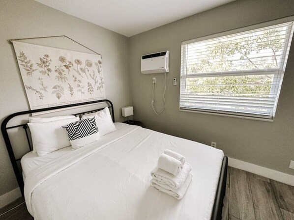 1 slaapkamer, een bureau, een strijkplank/strijkijzer, reisbedje