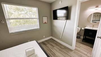 1 室のベッドルーム、デスク、アイロン / アイロン台、旅行用ベビーベッド