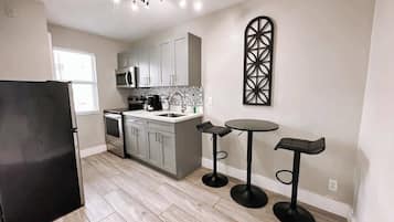 Frigorífic, microones, forn i placa de cuina