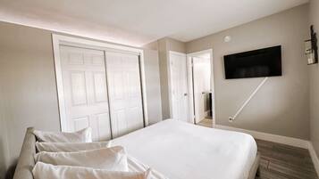 1 chambre, bureau, fer et planche à repasser, lit parapluie