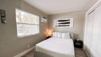 1 dormitori, planxa i posts de planxar, un bressol de viatge i wifi