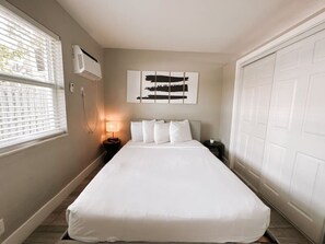 1 slaapkamer, een bureau, een strijkplank/strijkijzer, reisbedje