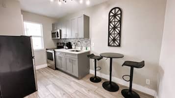 Jääkaappi, mikroaaltouuni, uuni, liesi